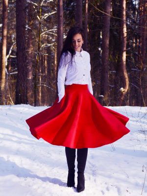 Elegntiškas, raudonas sijonas