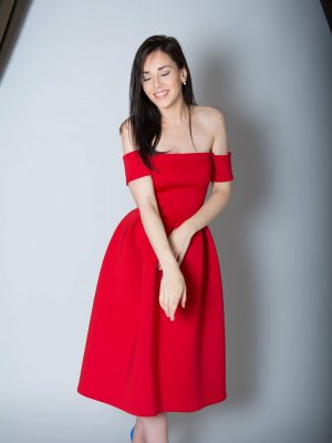 Raudona suknelė „Minimalizmo flirtas”